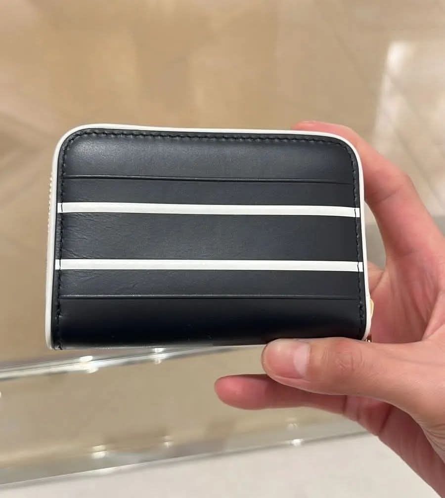 dior vibe card holder (Category: Luxury Bags & Wallets) located in Las Pinas. Submitted by glamdustph (Listing ID 1465281575, Image 2). Description: 💯 authentic relisted item (pre ordered pro no show na si buyer) BNEW cc payment via paypal + 3.9% paypal fee COD w/ minimal dp plus sf thank you.