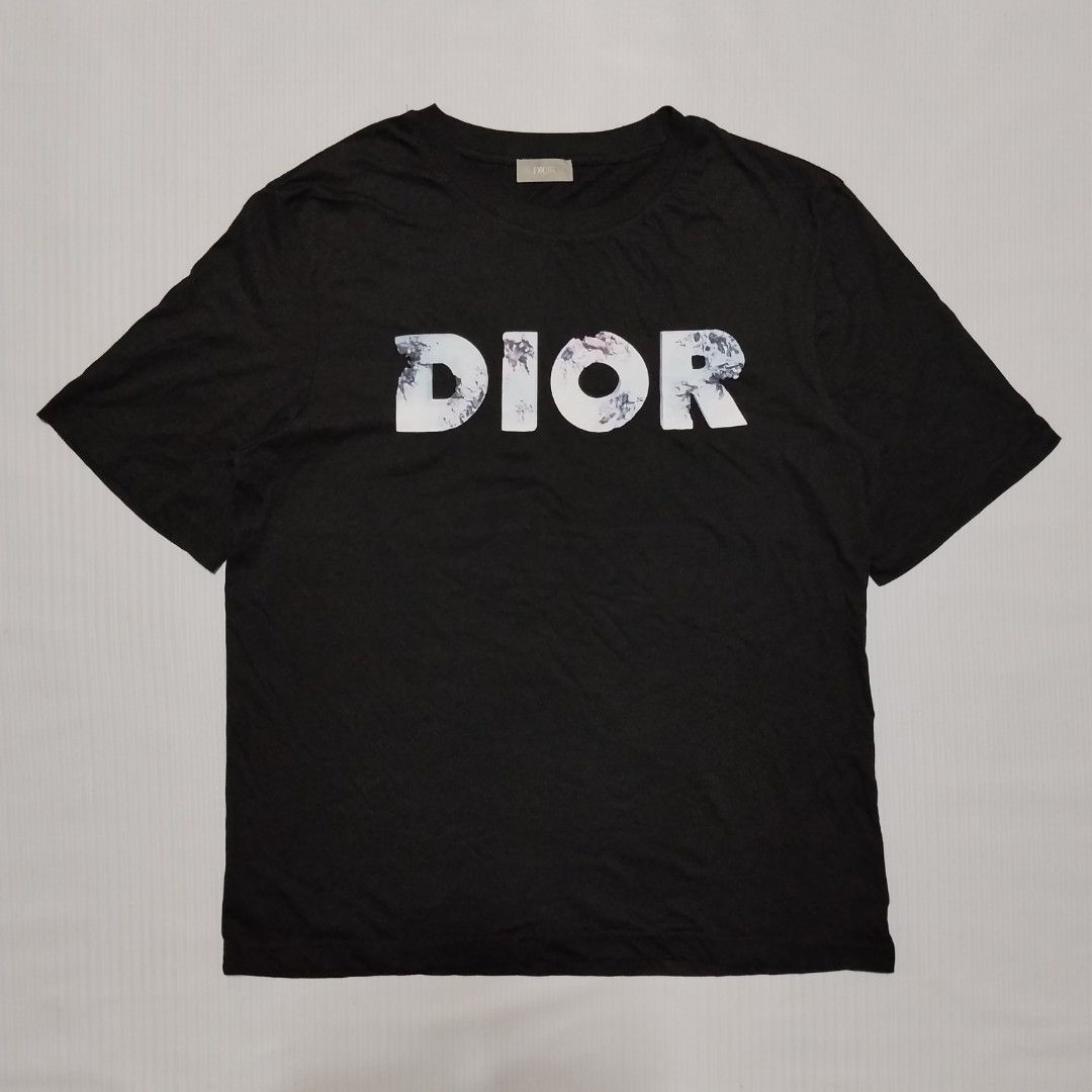 DIOR X DANIEL ARSHAM (ERODED LOGO 3D PRINT TSHIRT) (Category: Tshirts & Polo Shirts ) located in La Carlota. Submitted by heavydigs_thriftshop (Listing ID 1465277268, Image 1). Description: DIOR X DANIEL ARSHAM (ERODED LOGO 3D PRINT TSHIRT) RATE EXCELLENT CONDITION SIZE MEDIUM PRICE 999 ADD SHIPPING FEE DM TO PURCHASE.