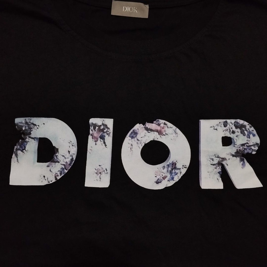 DIOR X DANIEL ARSHAM (ERODED LOGO 3D PRINT TSHIRT) (Category: Tshirts & Polo Shirts ) located in La Carlota. Submitted by heavydigs_thriftshop (Listing ID 1465277268, Image 3). Description: DIOR X DANIEL ARSHAM (ERODED LOGO 3D PRINT TSHIRT) RATE EXCELLENT CONDITION SIZE MEDIUM PRICE 999 ADD SHIPPING FEE DM TO PURCHASE.