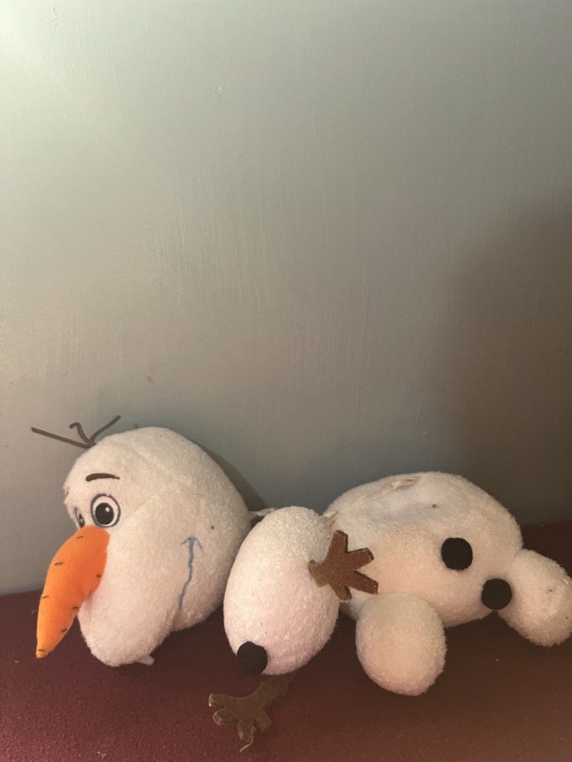 Disney Frozen Olaf Magnetic (Category: Plushies & Soft Toys) located in Baguio. Submitted by gaara1234 (Listing ID 1465195869, Image 2). Description: - Official Disney Frozen Olaf plush toy - Features iconic carrot nose, brown stick arms, and hair - Soft and huggable fabric material - Fun detachable head feature just like in the movie - Sits upright easily on its own - Condition: Shows minor dirt spots from normal handling, still very presentable