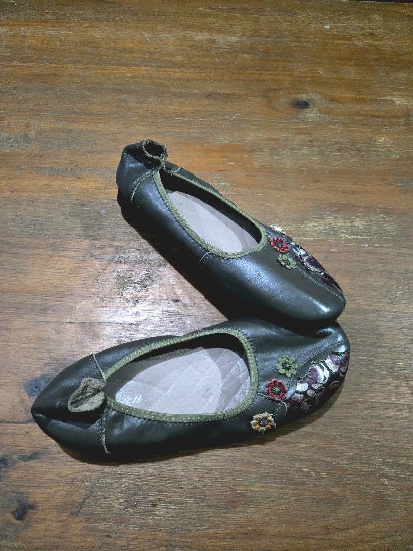 Doll shoes with flower embossed design (Category: Shoe inserts) located in Manila. Submitted by oki.ukay (Listing ID 1465246001, Image 3). Description: Doll shoes with flower embossed design -Best fit 24.5cm (39 euro) -Color: Brownish Gray Mine: 480 Lock: 580.
