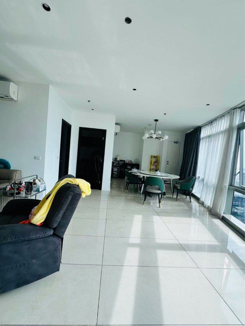 East Gallery Place BGC (Category: Apartments & Condos) located in Makati City. Submitted by tjsssss (Listing ID 1465225201, Image 3). Description: For sale! East Gallery Place Open two-bedroom High floor area of 165 square meters with 2 parking spaces Tenanted 68M.