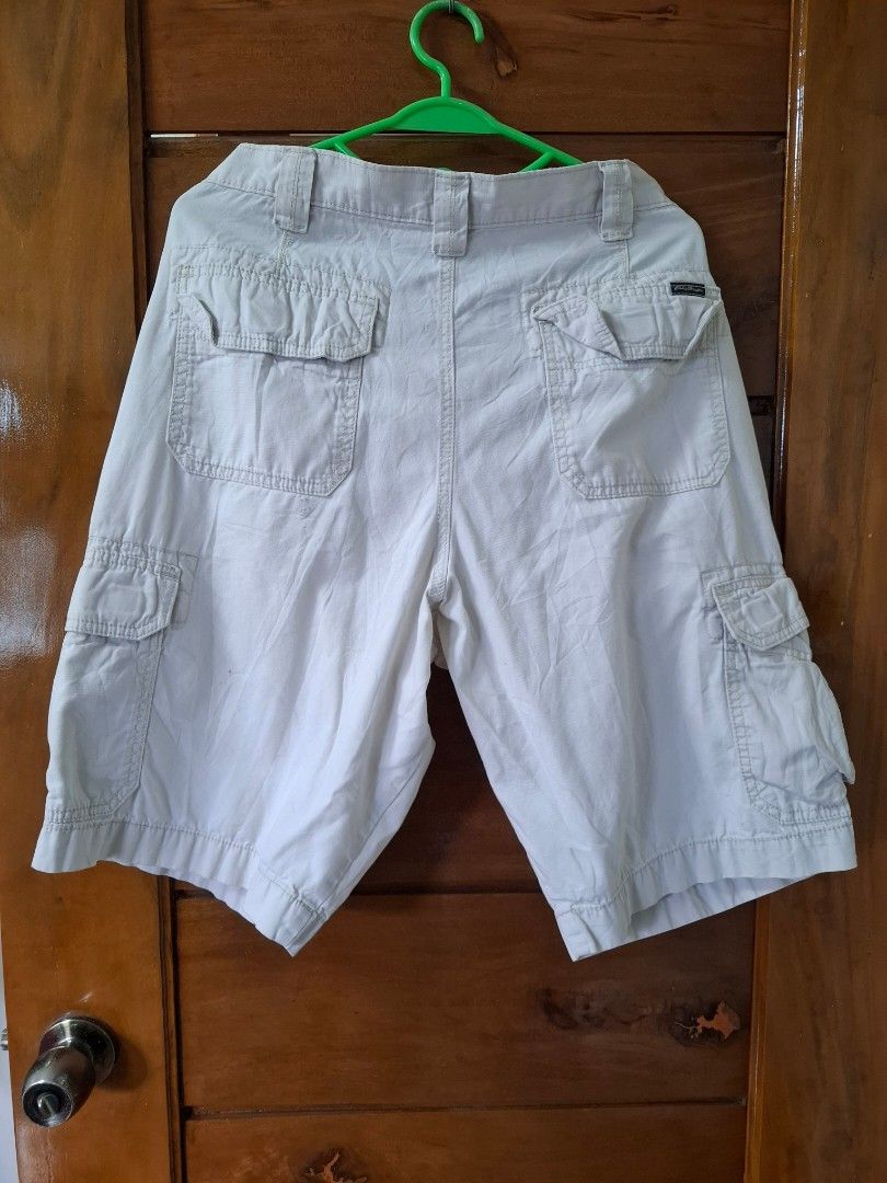 Eddie Bauer Men's Cargo Shorts Size 36 (Category: Shorts) located in Legazpi City. Submitted by thriftrow (Listing ID 1465173058, Image 2). Description: - Brand: Eddie Bauer - Color: Off-white - Size: 36 (Waistband tag) - Material: 100% Cotton (Made in Bangladesh) - Features: Multiple side and back cargo pockets, secure button closure, and sturdy belt loops - Condition: Great for everyday casual wear and outdoor activities.
