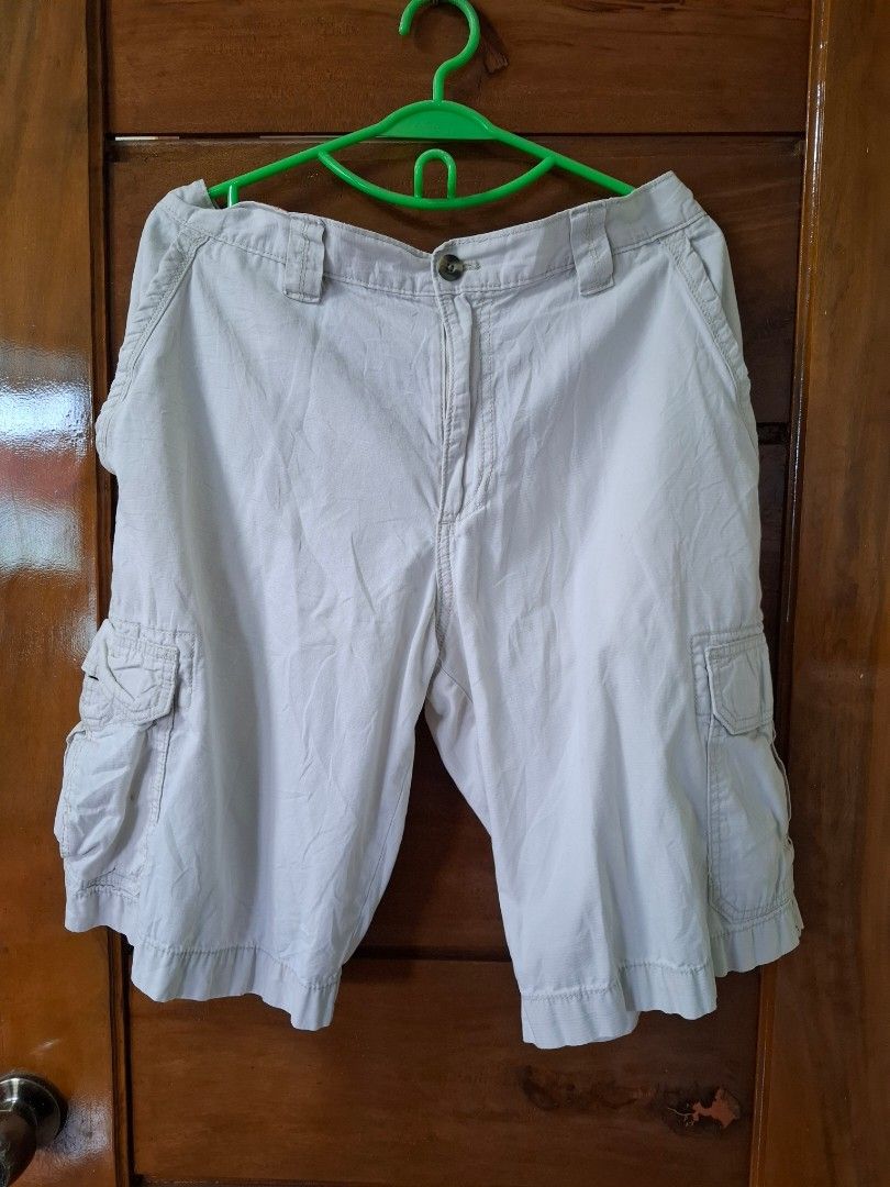 Eddie Bauer Men's Cargo Shorts Size 36 (Category: Shorts) located in Legazpi City. Submitted by thriftrow (Listing ID 1465173058, Image 1). Description: - Brand: Eddie Bauer - Color: Off-white - Size: 36 (Waistband tag) - Material: 100% Cotton (Made in Bangladesh) - Features: Multiple side and back cargo pockets, secure button closure, and sturdy belt loops - Condition: Great for everyday casual wear and outdoor activities.