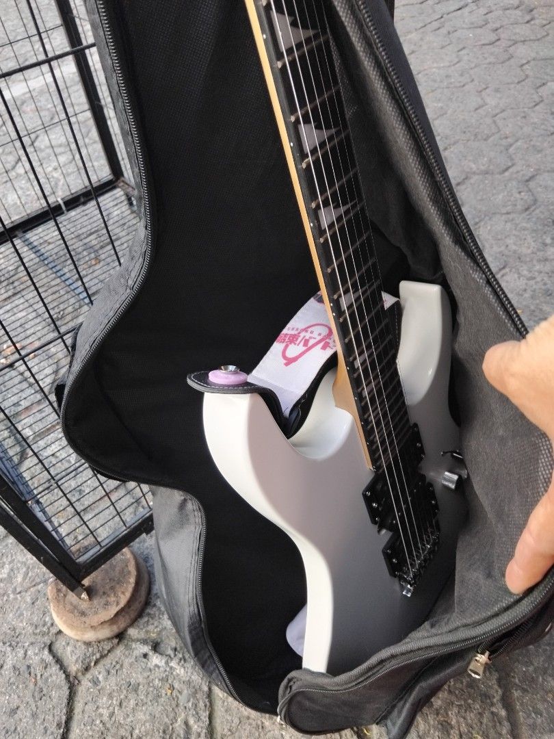 Electric Guitar, ampli, tankg,cords (Category: Musical Instruments) located in Malabon City. Submitted by coolflower_d7dd0f (Listing ID 1465214147, Image 3). Description: pwede po bilin ng hiwahiwalay electric guitar, kawes - 3k amplifier - 3k tank g - 2.5k.