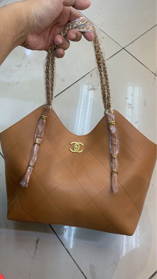 Elegant Quilted Leather Work Tote (Category: Tote Bags) located in Manila. Submitted by lichking416 (Listing ID 1465345588, Image 1). Description: Elegant Quilted Leather Work Tote Brand new With dust bag and paper bag ₱-2500.