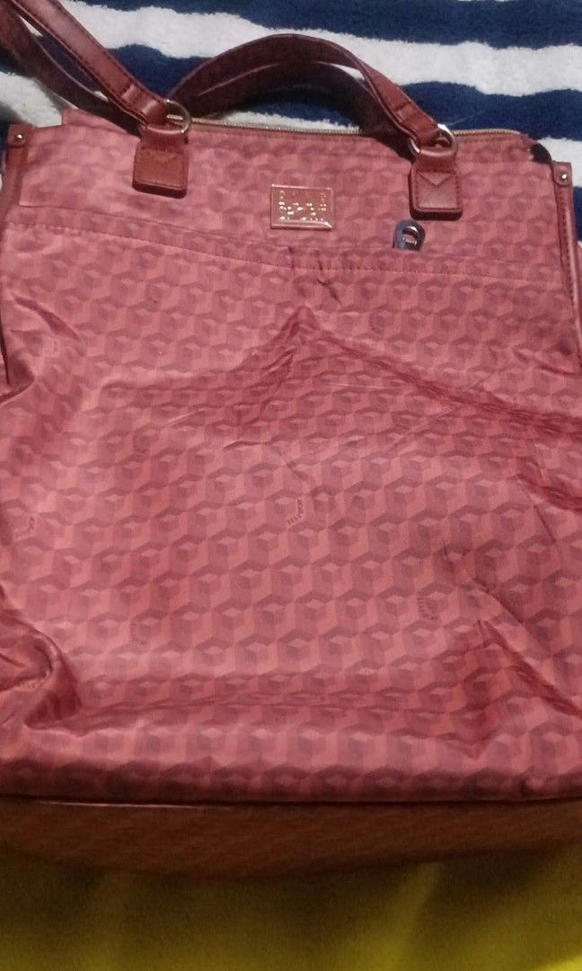 Elle bag 2-way backpack/tote/shoulder (Category: Luxury Bags & Wallets) located in General Santos City (Dadiangas). Submitted by japan-ukay (Listing ID 1465332048, Image 2). Description: .
