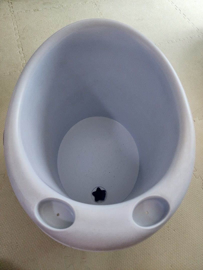 Enfant baby bath tub (Category: Bathtub & Bath Accessories) located in Manila. Submitted by iiivvvyyy02127 (Listing ID 1465267236, Image 2). Description: .