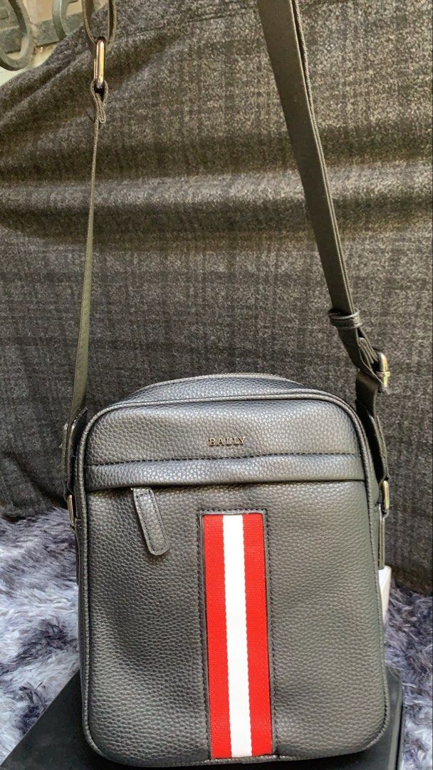 Executive Casual Crossbody Bag (Category: Sling Bags) located in Manila. Submitted by lichking416 (Listing ID 1465340518, Image 1). Description: Executive Casual Crossbody Bag Brand new With dust bag ₱-2500.