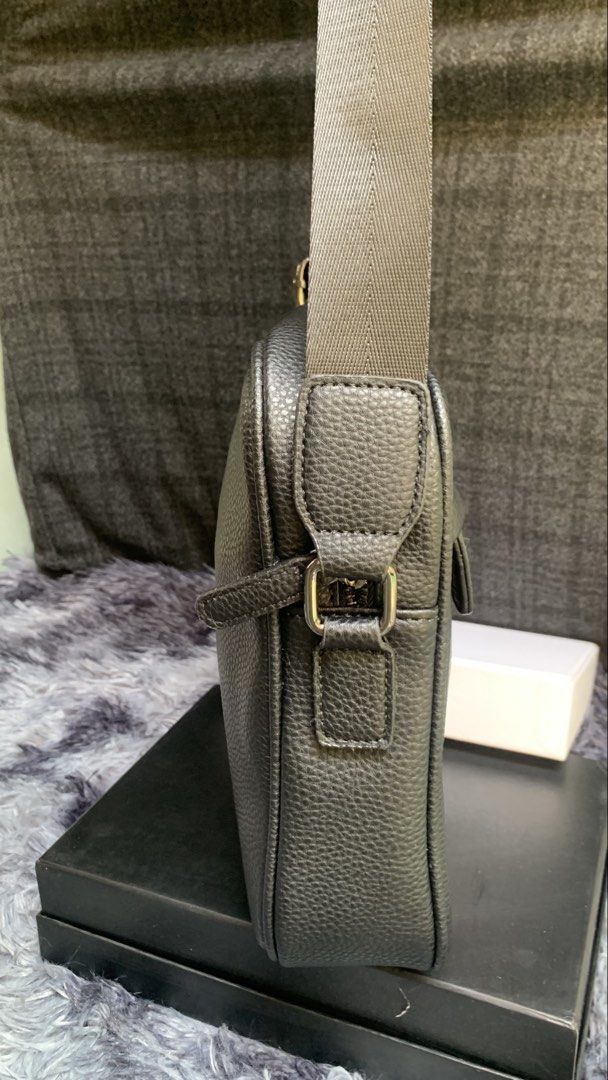 Executive Casual Crossbody Bag (Category: Sling Bags) located in Manila. Submitted by lichking416 (Listing ID 1465340518, Image 3). Description: Executive Casual Crossbody Bag Brand new With dust bag ₱-2500.