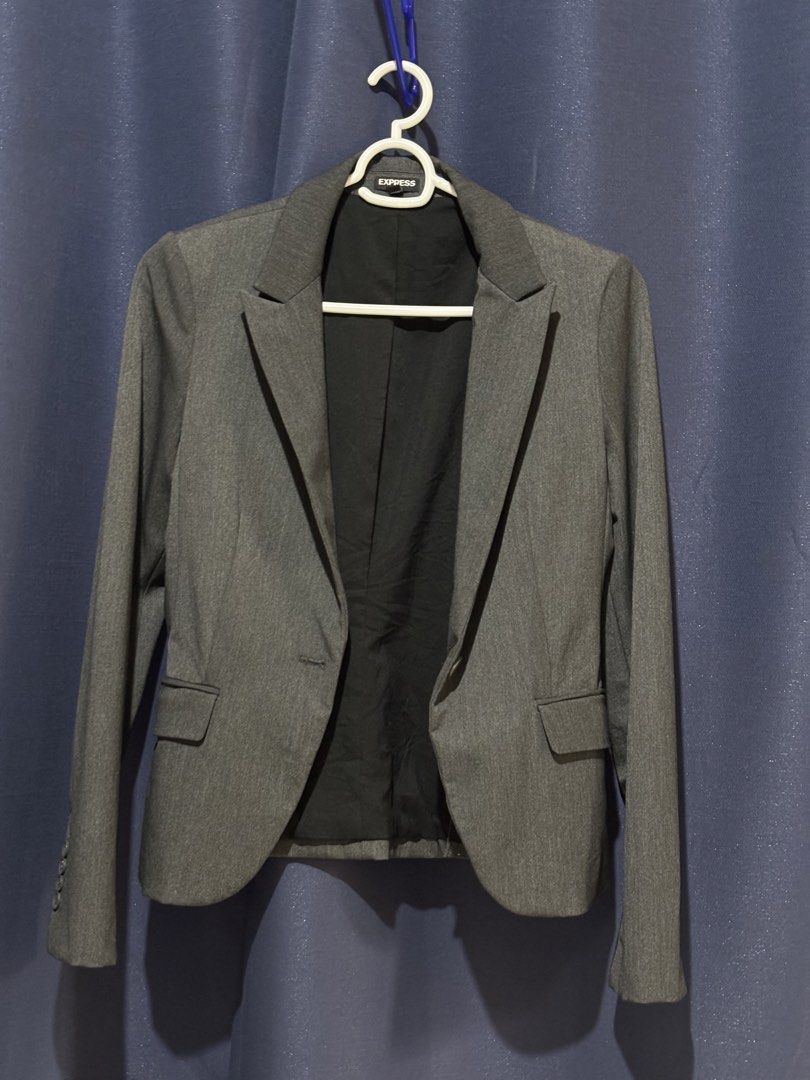 Express Gray Blazer Size 8 (Category: Coats, Jackets and Outerwear) located in Rosario. Submitted by aira_caeli (Listing ID 1465234998, Image 1). Description: - Brand: Express - Size: 8 - Color: Gray with black interior lining - Closure: Single-button front - Fit: Fitted silhouette with structured shoulders - Pockets: Two front pockets with flaps - Style: Professional workwear staple.