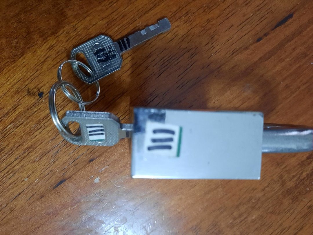 Extra plus padlock (Category: Locks, Doors & Gates) located in Shah Alam. Submitted by we.see (Listing ID 1465216872, Image 2). Description: padlock 2 keys.