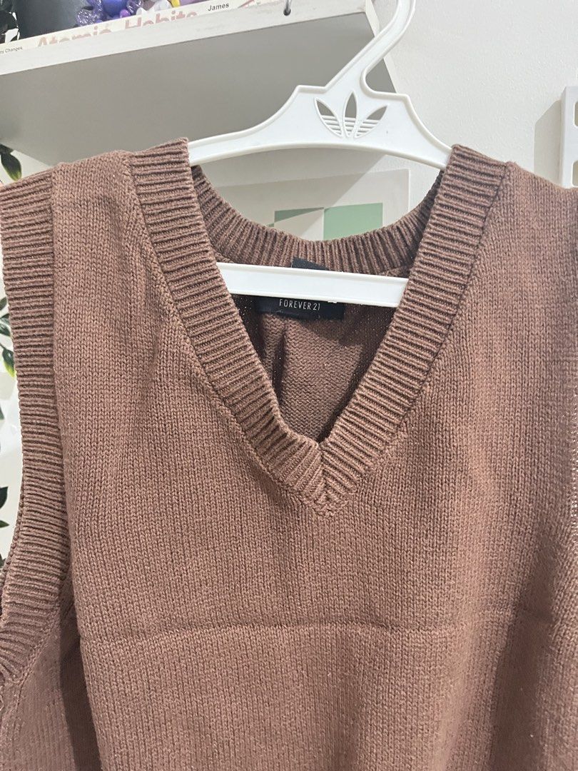 F21 BROWN KNITTED TOP (Category: Blouses) located in Bacoor. Submitted by lemonsandmelons (Listing ID 1465377342, Image 2). Description: fits small to medium authentic.