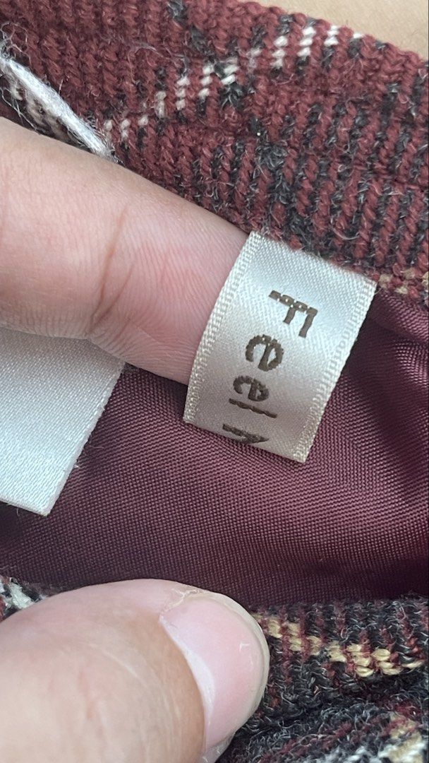 Feel Natural Skirt (Category: Skirts) located in Imus. Submitted by nytfury_23 (Listing ID 1465210055, Image 3). Description: Feel Natural Skirt Bought from Japan. Knee size length Waist size is 70cm With side zipper and stainless hook. With silk inner lining (torn slit) What you see is what you get..