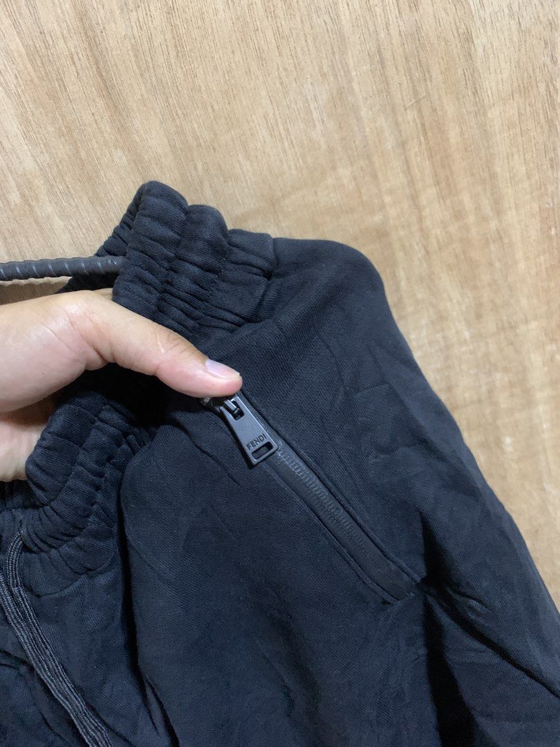 Fendi Short (Category: Shorts) located in Kabasalan. Submitted by alvin_6 (Listing ID 1465257292, Image 3). Description: color rate 9.7/10 dimes 28-32 x 20 Medium on tag No major flaws.