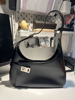 (Category: ) located in . Submitted by miss.manolos.closet (Listing ID 1465380001, Image 1). Description: .