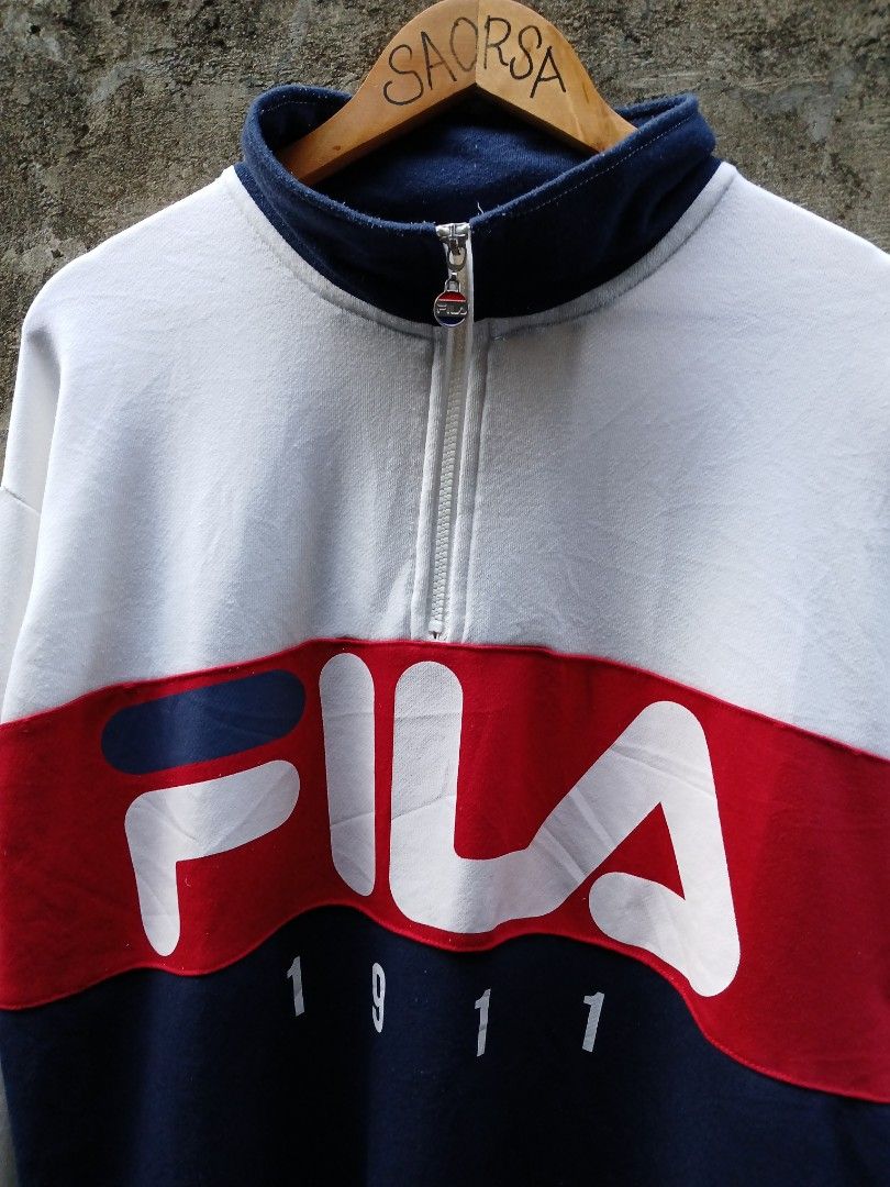 Fila quarterzip bigscript sweater (Category: Coats, Jackets and Outerwear) located in Candelaria. Submitted by saorsa.thrift (Listing ID 1465305807, Image 2). Description: Fila quarterzip bigscript sweater •Size: Large •Dimes: 24 / 27.5 •Condition: Very good •Issue: None 🏷️ 500 + sf.