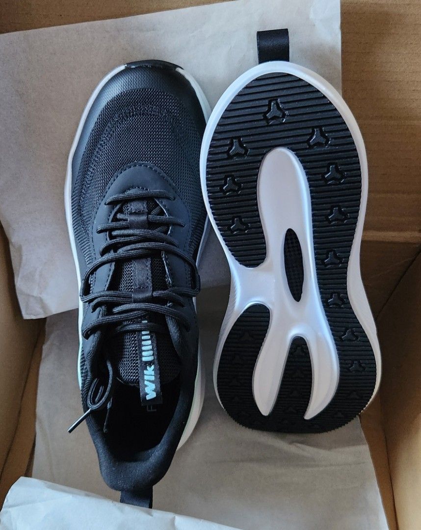 Finn cotton velocity 4.0 (Category: Sneakers) located in Manila. Submitted by unwavering_waves (Listing ID 1465197594, Image 2). Description: Finn cotton velocity 4.0.