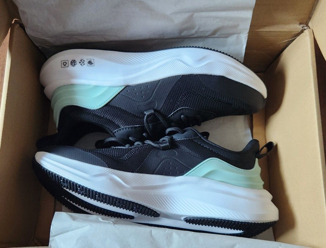 Finn cotton velocity 4.0 (Category: Sneakers) located in Manila. Submitted by unwavering_waves (Listing ID 1465197594, Image 1). Description: Finn cotton velocity 4.0.