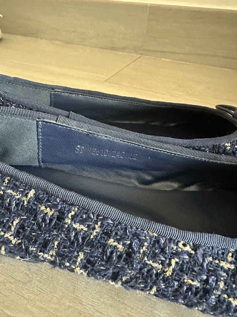 Flat （分類：平底鞋）位於 Hong Kong。 由 ykm_01 提交（商品編號 1465216132，圖片 3）。簡介： Navy blue tweed ballet flats with gold metallic threads woven throughout. Size 240。
