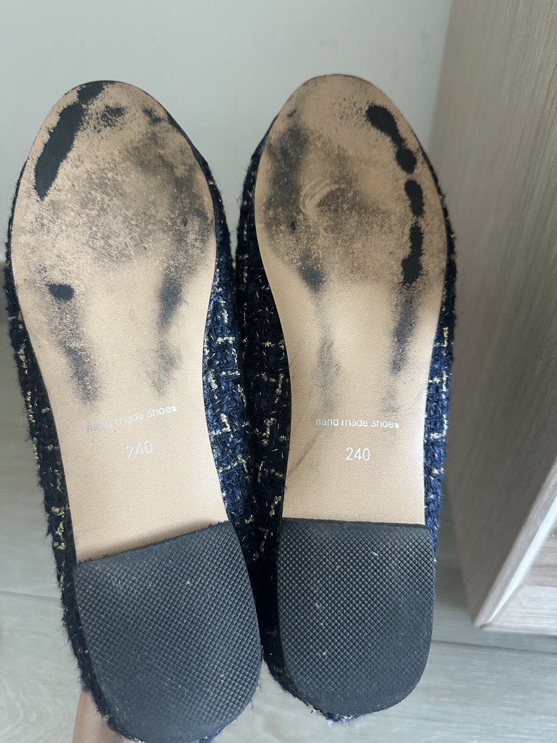 Flat （分類：平底鞋）位於 Hong Kong。 由 ykm_01 提交（商品編號 1465216132，圖片 5）。簡介： Navy blue tweed ballet flats with gold metallic threads woven throughout. Size 240。