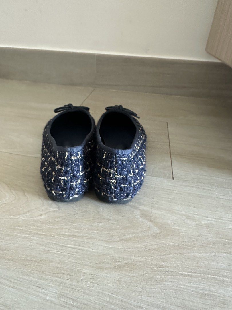 Flat （分類：平底鞋）位於 Hong Kong。 由 ykm_01 提交（商品編號 1465216132，圖片 4）。簡介： Navy blue tweed ballet flats with gold metallic threads woven throughout. Size 240。