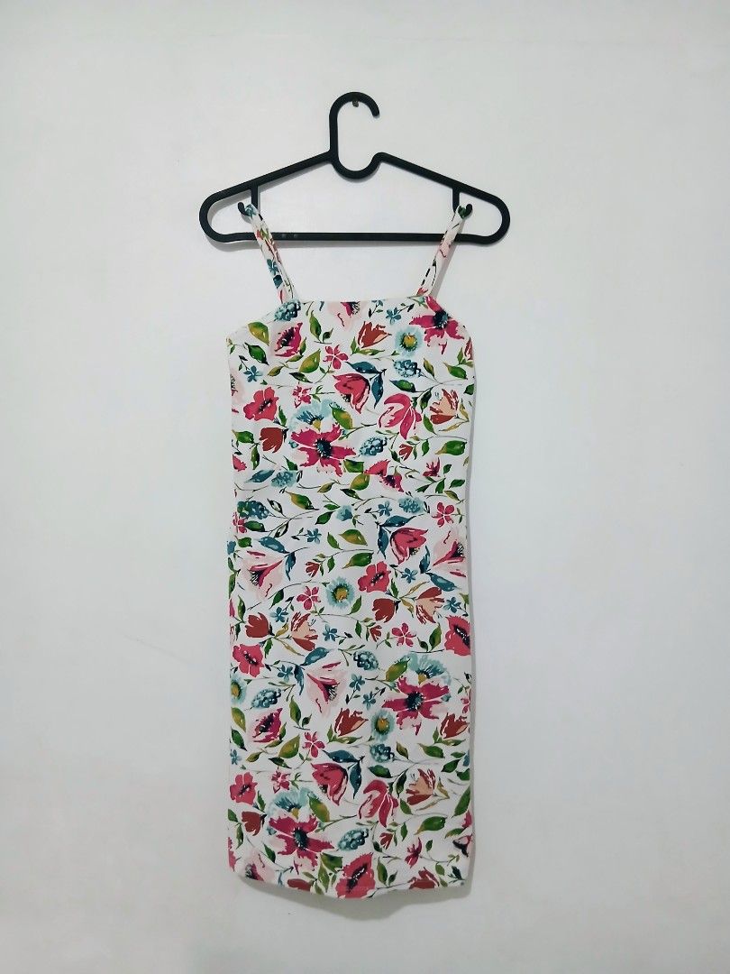 Floral Spaghetti Strap Midi Dress (Category: Dresses) located in Marikina City. Submitted by icedcoconut (Listing ID 1465218562, Image 1). Description: - straight neckline with thin shoulder straps - ideal for warm weather, brunch, and casual daytime events.