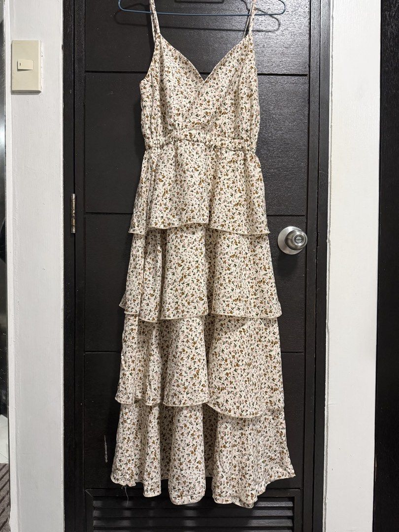 Floral tiered layered beach sundress (Category: Dresses) located in Pasig City. Submitted by louisers (Listing ID 1465327385, Image 1). Description: Bought from an onlive seller of preloved dresses, but still in a very good condition 💛 pinag-agawan 'to during the live!!! - Adjustable spaghetti straps - Can fit: Med to large / 34-36 bust size / 27-30 waist line HARD FOR ME TO LET GO KASI ANG GANDA TALAGA PANG-AWRA ESPECIALLY SA GARDENS AND BEACH.