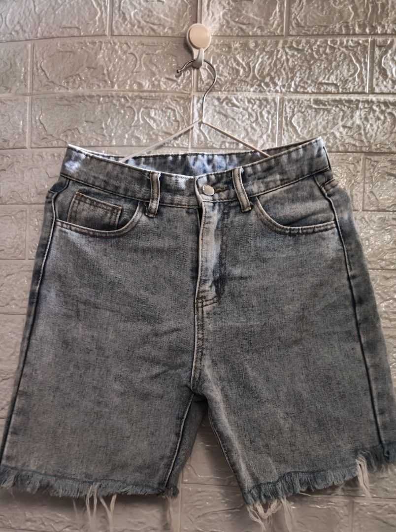 For men and women (Category: Shorts) located in Kalayaan. Submitted by meow_22_ (Listing ID 1465214196, Image 1). Description: Good condition, no issue 📌Size 26-27.