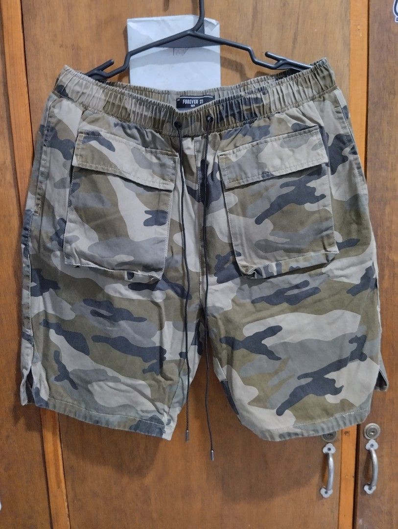Forever 21 Camo Cargo shorts (Category: Shorts) located in Asturias. Submitted by zajk_hero (Listing ID 1465219035, Image 1). Description: Forever 21 camo cargo shorts Large W32-42 L20.5 Excellent condition No issue Color rate: 9.5/10.