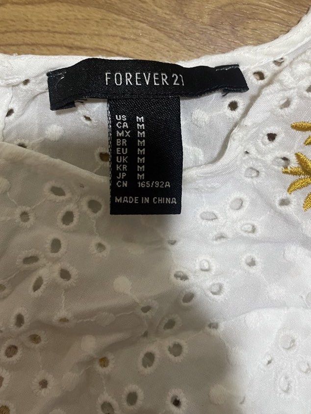 Forever 21 white eyelet crop top (Category: Blouses) located in Manila. Submitted by hubaderascloset (Listing ID 1465338041, Image 3). Description: .