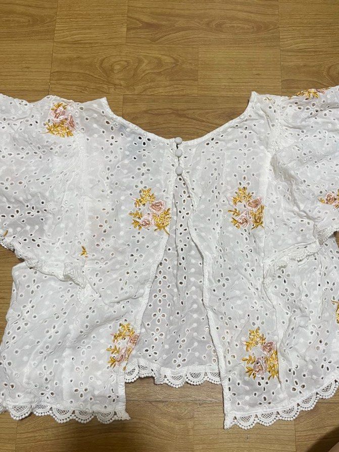 Forever 21 white eyelet crop top (Category: Blouses) located in Manila. Submitted by hubaderascloset (Listing ID 1465338041, Image 2). Description: .