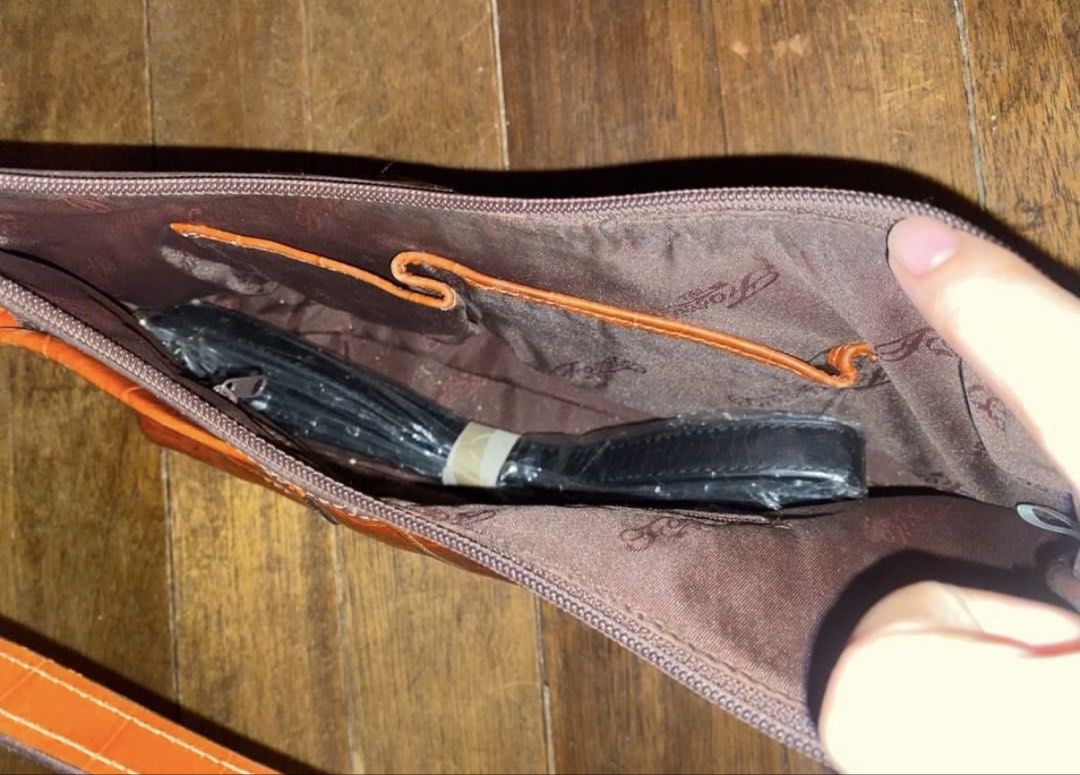Fossil vintage shoulder bag (Category: Shoulder Bags) located in Makati City. Submitted by sausage011 (Listing ID 1465260973, Image 3). Description: need cleaning vintage.