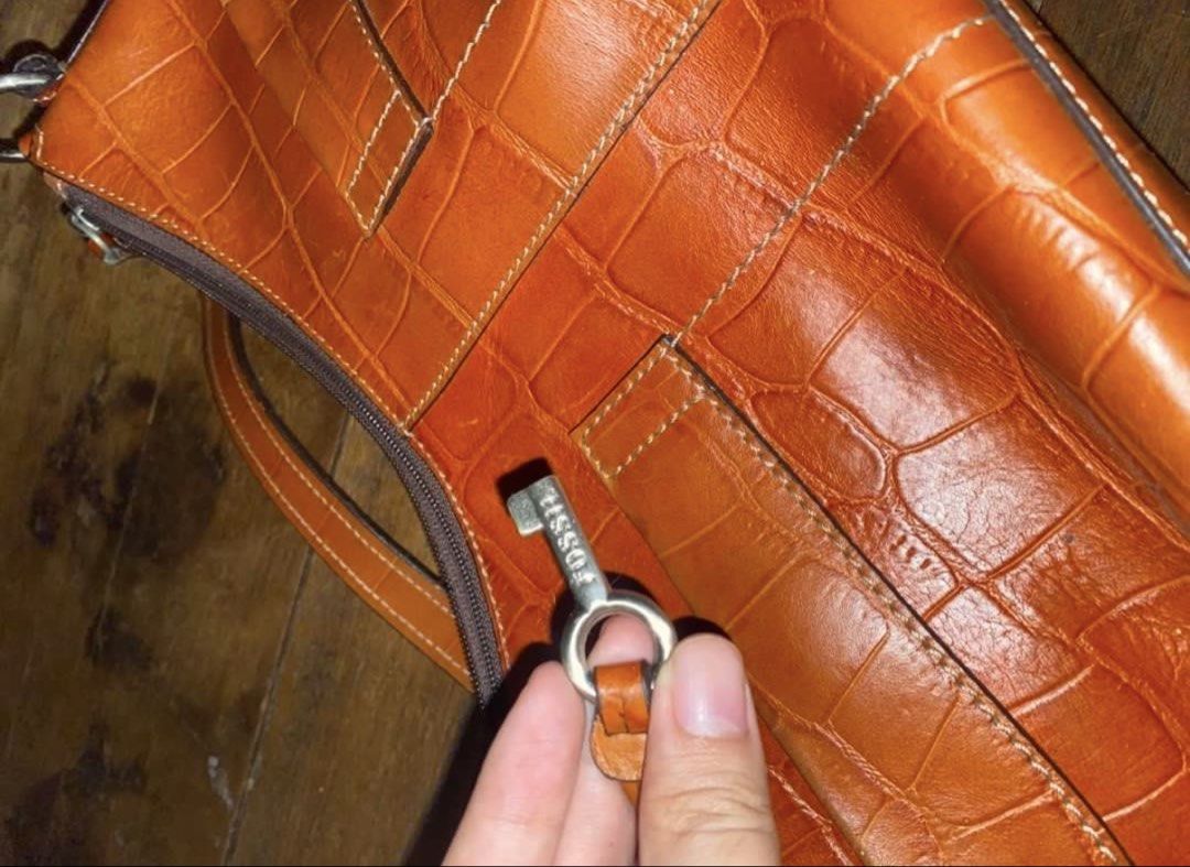 Fossil vintage shoulder bag (Category: Shoulder Bags) located in Makati City. Submitted by sausage011 (Listing ID 1465260973, Image 2). Description: need cleaning vintage.