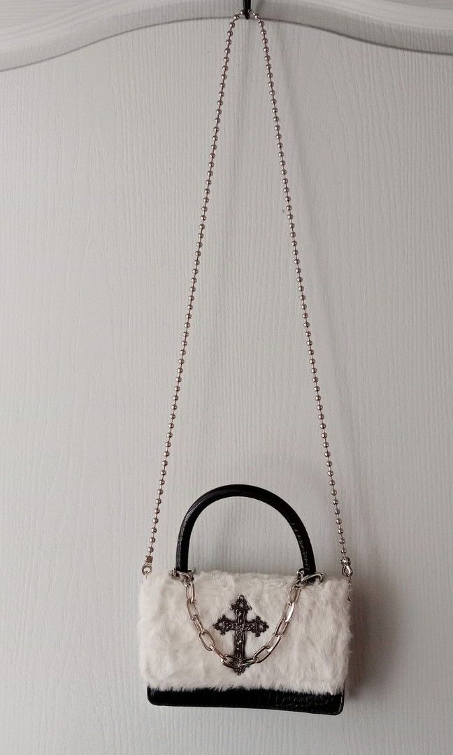 Fur-cross sling bag (Category: Cross-body Bags) located in Manila. Submitted by mamapards17 (Listing ID 1465189830, Image 2). Description: .