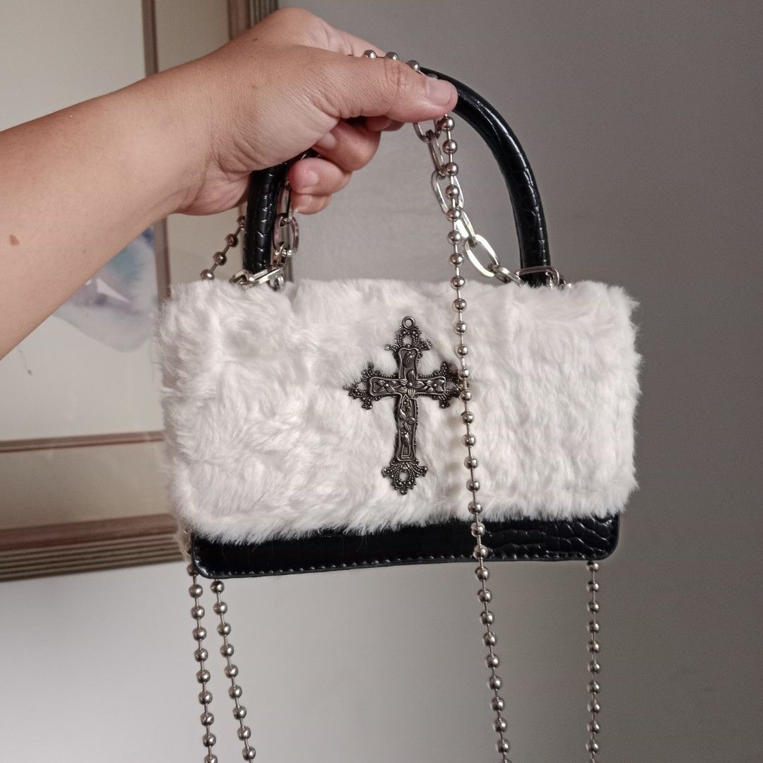 Fur-cross sling bag (Category: Cross-body Bags) located in Manila. Submitted by mamapards17 (Listing ID 1465189830, Image 1). Description: .