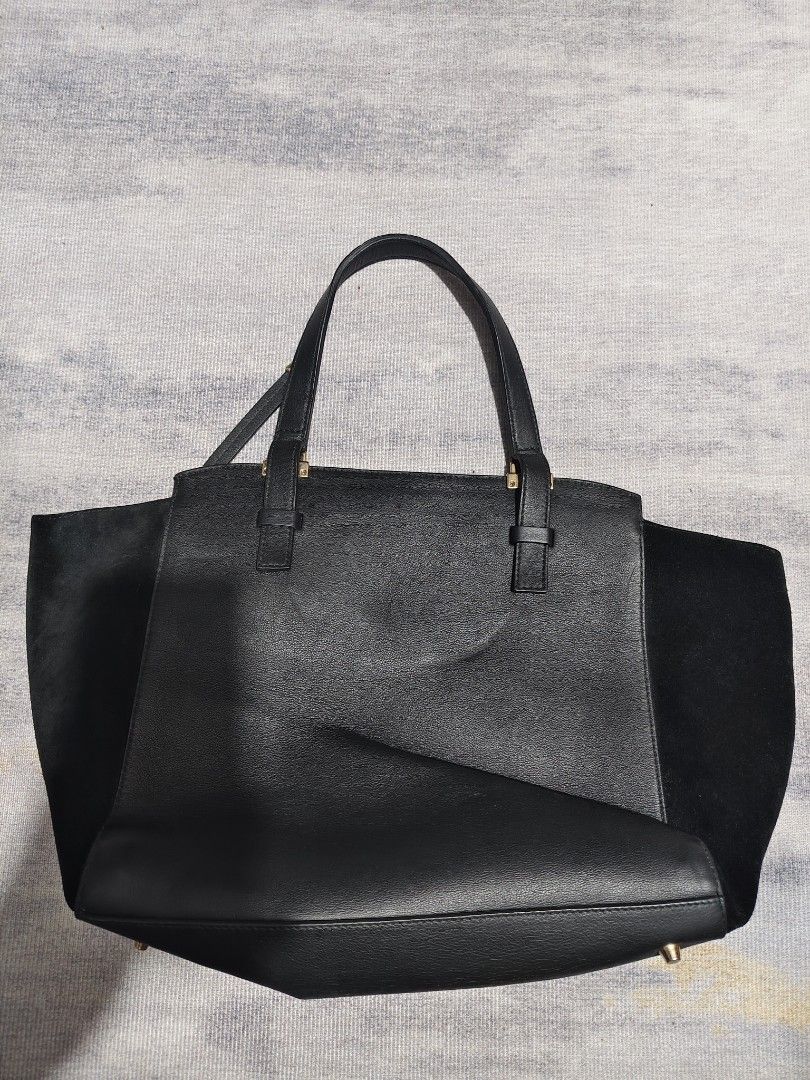 FURLA LEATHER HAND BAG (Category: Clutches) located in Baguio. Submitted by igorotak.111.taraki.com (Listing ID 1465301652, Image 2). Description: FS FURLA LEATHER HAND BAG V.GOOD CONDI NO ISSUES. GANDA NITO ♥️.