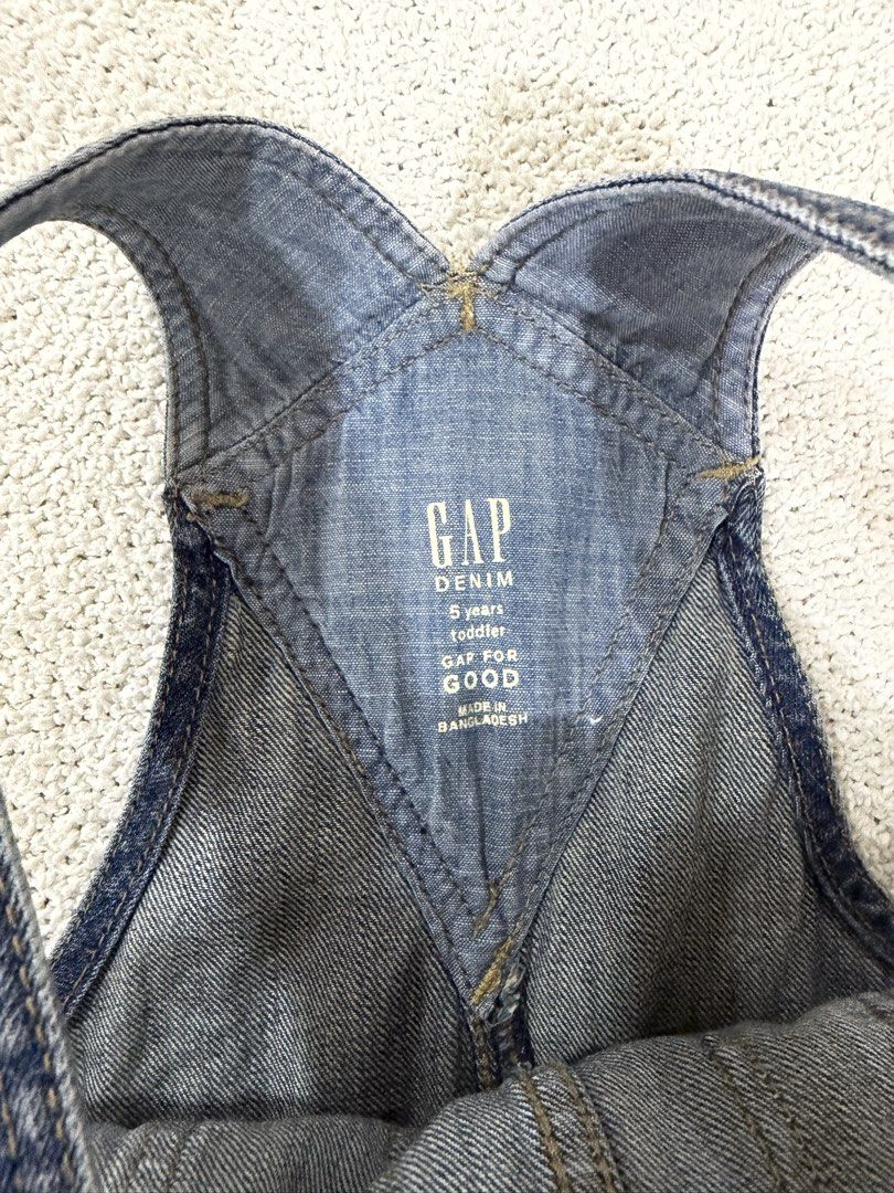 GAP Denim Toddler Overalls 5Y (Category: Babies & Kids Fashion) located in Subic. Submitted by kittysclosetsale (Listing ID 1465221694, Image 3). Description: - Brand: GAP - Size: 5 Years - Color: Classic blue wash - Material/Origin: Made in Bangladesh - Features: Front bib pocket, side pockets, two back patch pockets, and adjustable button straps - Style: Versatile everyday piece, easy to pair with tees and hoodies.