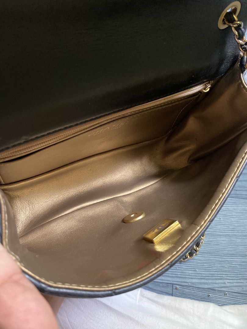 Genuine Leather (Category: Cross-body Bags) located in Davao. Submitted by goldenstone_0be9b3 (Listing ID 1465215076, Image 2). Description: Ang ganda pa, pa genuine leather sya sobrang ganda pa ng loob ang ganda pa neto swear!.