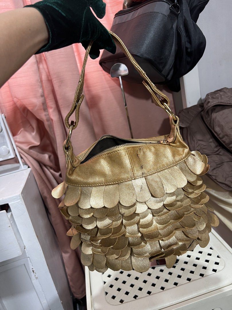 genuine leather Y2k fish scale design shoulder bag (Category: Shoulder Bags) located in Baguio. Submitted by mercedeshermosamoran (Listing ID 1465358196, Image 1). Description: unique design real leather material sturdy can carry heavy stuff L-8 inches W- 11 inches .