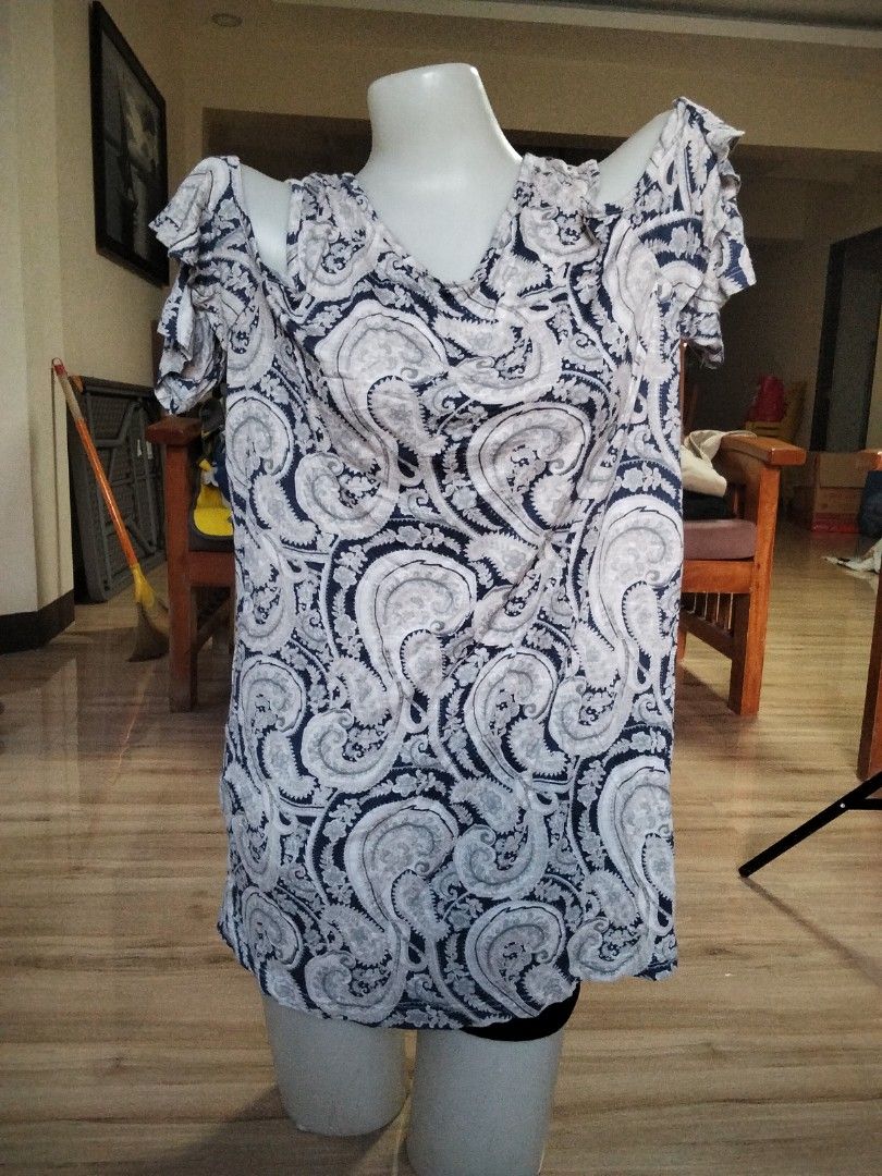 George cold shoulder cut out blouse (Category: Blouses) located in Calasiao. Submitted by alluringvenus.thriftshop (Listing ID 1465262429, Image 1). Description: very good condition brand new never been used from 🇺🇲 Package.