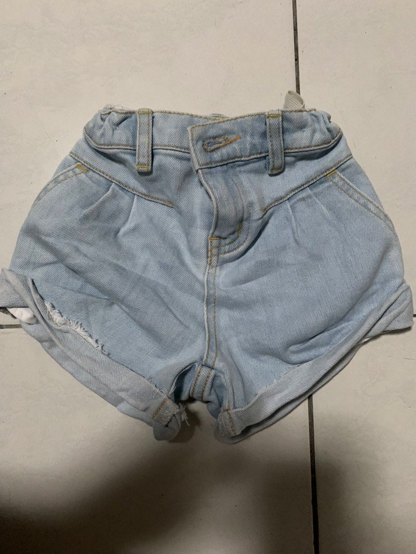 Gingersnaps Light Wash Denim Shorts Size 2 (Category: Babies & Kids Fashion) located in Malabon City. Submitted by vewonica (Listing ID 1465184325, Image 1). Description: - Brand: Gingersnaps - Size: 2 (inner tag) - Color/Wash: Light wash denim - Waistband: Elastic with adjustable side straps inside for a better fit - Design: Rolled cuffs, classic five-pocket style, and yellow contrast stitching - Condition: Excellent pre-loved condition.