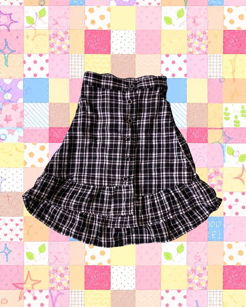 gingham checkered buttoned down skirt (Category: Skirts) located in Alfonso. Submitted by glenngarcia03 (Listing ID 1465361270, Image 1). Description: issue with the half buttons (see pics) W: 22-26 (slightly stretchy).