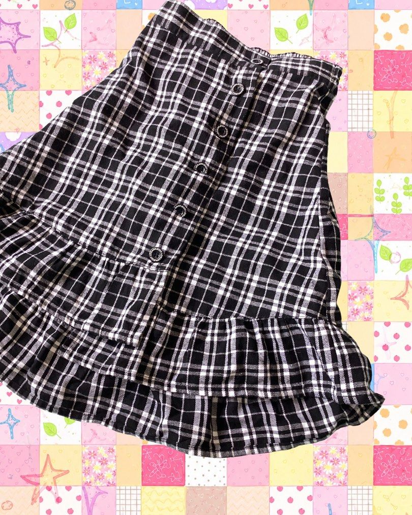 gingham checkered buttoned down skirt (Category: Skirts) located in Alfonso. Submitted by glenngarcia03 (Listing ID 1465361270, Image 2). Description: issue with the half buttons (see pics) W: 22-26 (slightly stretchy).