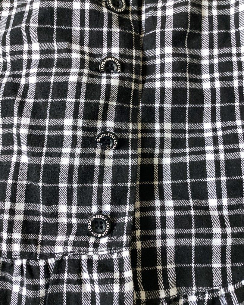 gingham checkered buttoned down skirt (Category: Skirts) located in Alfonso. Submitted by glenngarcia03 (Listing ID 1465361270, Image 3). Description: issue with the half buttons (see pics) W: 22-26 (slightly stretchy).