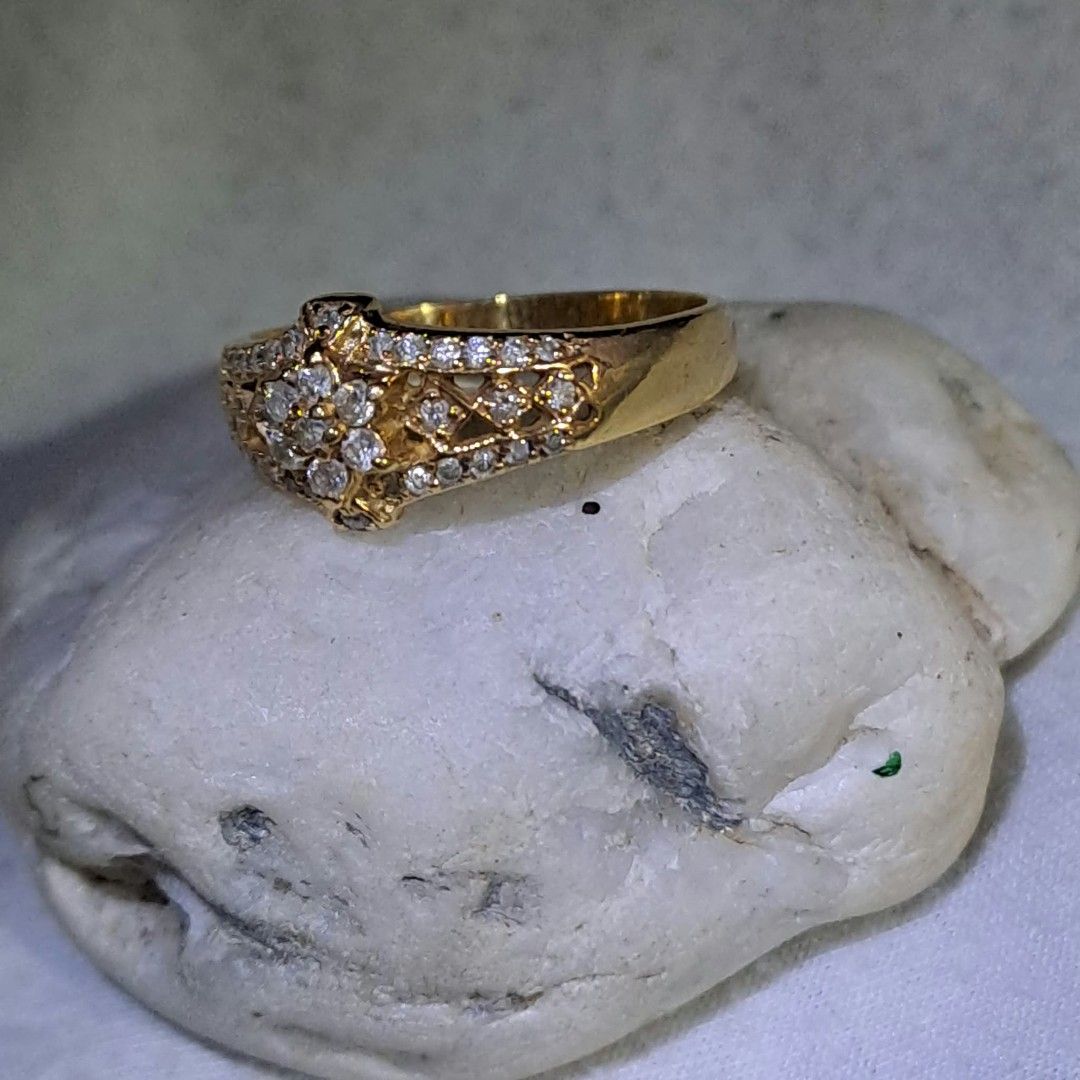 Gold cluster ring with Diamonds stones (Category: Rings) located in Pila. Submitted by ester_aurea (Listing ID 1465206355, Image 2). Description: Preloved 14K diamonds ring size 8 yes pawnable - Elegant 14k gold ring with Diamonds sparkling center stone cluster - Intricate openwork pattern along the band sides - Accented with Shimmering Diamonds - High-polish gold finish for a brilliant shine - Solid and comfortable band construction underneath.