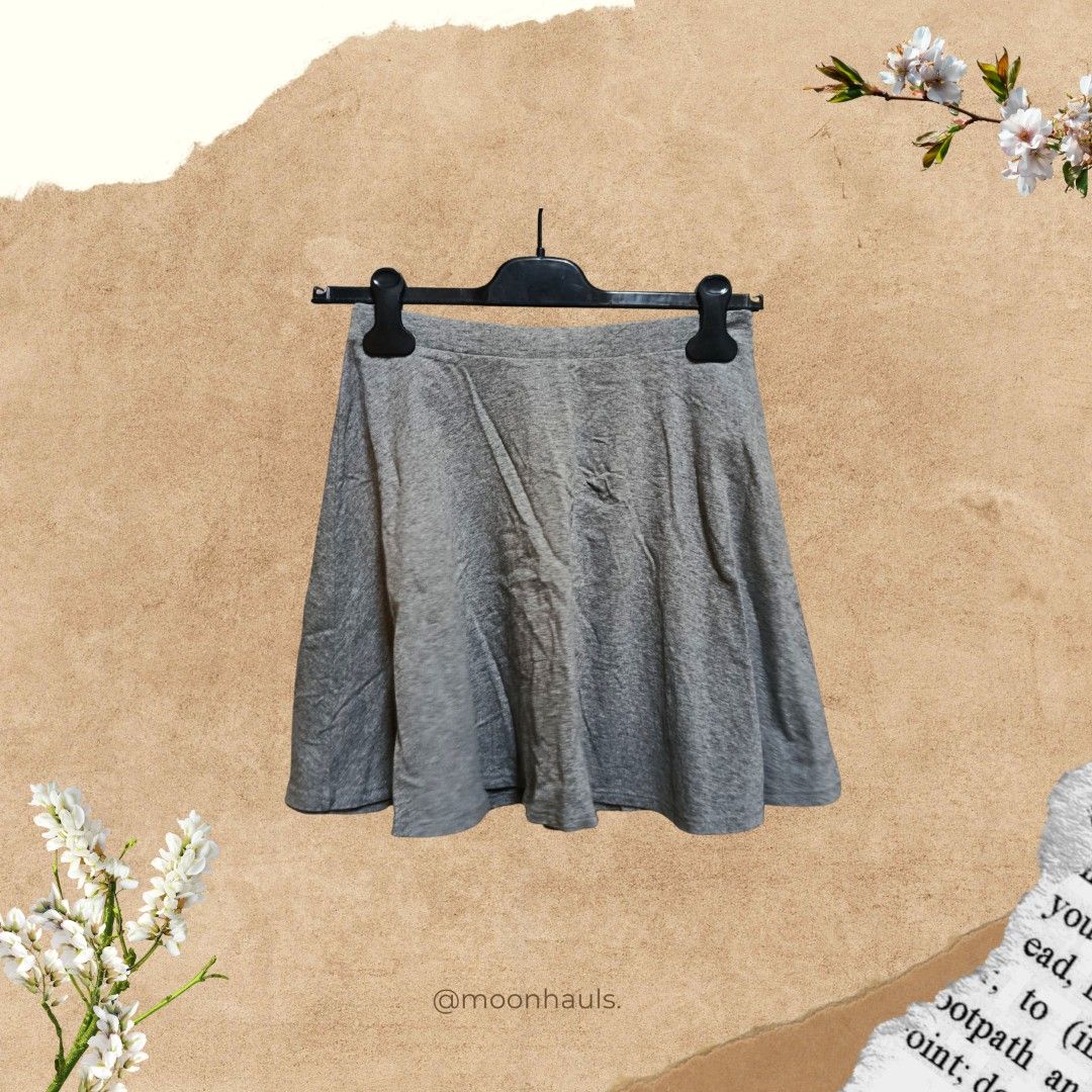 gray basic skater skirt (Category: Skirts) located in Manila. Submitted by moonhauls (Listing ID 1465339969, Image 1). Description: basic gray grey skater skirt size W27-29 garterized.