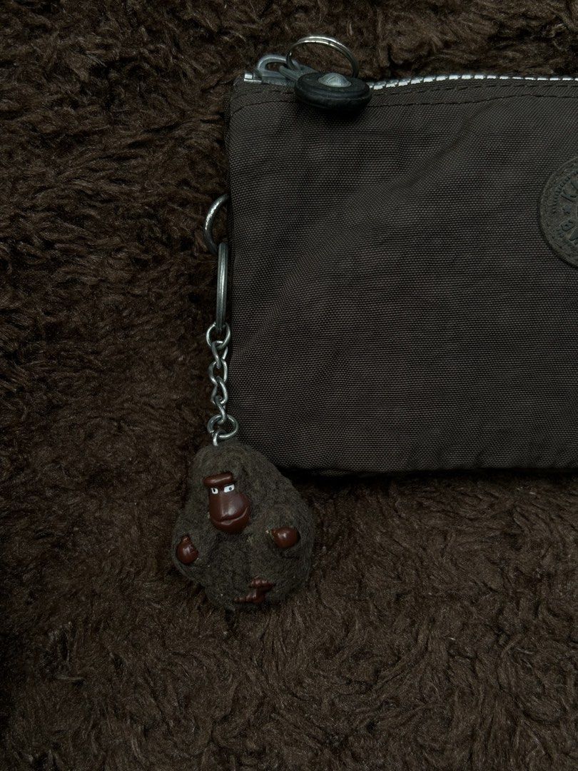 Gray Kipling Purse (Category: Purses & Pouches) located in Naga. Submitted by helloitsk20594 (Listing ID 1465287828, Image 3). Description: 𝙆𝙄𝙋𝙇𝙄𝙉𝙂 🏷️ 𝙈𝙄𝙉𝙀: ₱600 𝑪𝒐𝒏𝒅𝒊𝒕𝒊𝒐𝒏: 9/10 condition 𝙄𝙨𝙨𝙪𝙚/𝙨: minimal flaw on side 𝘿𝙞𝙢𝙚𝙣𝙨𝙞𝙤𝙣𝙨: 4 x 7 inches ————𝗠𝗨𝗦𝗧 𝗥𝗘𝗔𝗗!———— 📌𝙋𝙡𝙚𝙖𝙨𝙚 𝙧𝙚𝙡𝙮 𝙤𝙣 𝙩𝙖𝙜𝙨 𝙤𝙧 𝙙𝙤 𝙮𝙤𝙪 𝙤𝙬𝙣 𝙧𝙚𝙨𝙚𝙖𝙧𝙘𝙝 📌𝘼𝙪𝙩𝙝𝙚𝙣𝙩𝙞𝙘𝙞𝙩𝙮 𝙣𝙤𝙩 𝙨𝙩𝙖𝙩𝙚𝙙 𝙩𝙤 𝙖𝙫𝙤𝙞𝙙 �