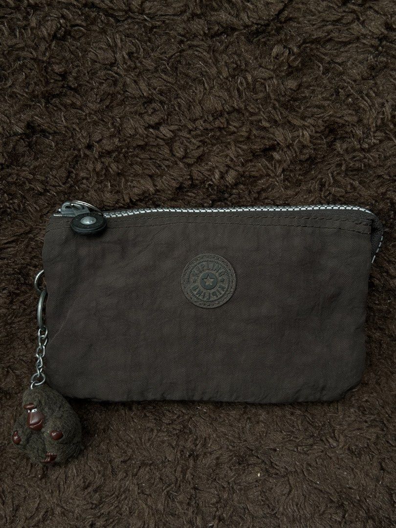 Gray Kipling Purse (Category: Purses & Pouches) located in Naga. Submitted by helloitsk20594 (Listing ID 1465287828, Image 2). Description: 𝙆𝙄𝙋𝙇𝙄𝙉𝙂 🏷️ 𝙈𝙄𝙉𝙀: ₱600 𝑪𝒐𝒏𝒅𝒊𝒕𝒊𝒐𝒏: 9/10 condition 𝙄𝙨𝙨𝙪𝙚/𝙨: minimal flaw on side 𝘿𝙞𝙢𝙚𝙣𝙨𝙞𝙤𝙣𝙨: 4 x 7 inches ————𝗠𝗨𝗦𝗧 𝗥𝗘𝗔𝗗!———— 📌𝙋𝙡𝙚𝙖𝙨𝙚 𝙧𝙚𝙡𝙮 𝙤𝙣 𝙩𝙖𝙜𝙨 𝙤𝙧 𝙙𝙤 𝙮𝙤𝙪 𝙤𝙬𝙣 𝙧𝙚𝙨𝙚𝙖𝙧𝙘𝙝 📌𝘼𝙪𝙩𝙝𝙚𝙣𝙩𝙞𝙘𝙞𝙩𝙮 𝙣𝙤𝙩 𝙨𝙩𝙖𝙩𝙚𝙙 𝙩𝙤 𝙖𝙫𝙤𝙞𝙙 �