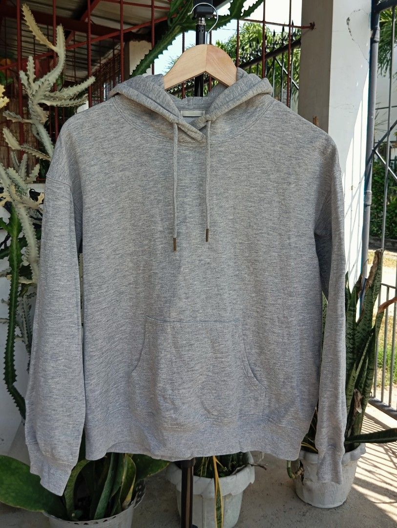 GU Heather Gray Hoodie (Category: Coats, Jackets and Outerwear) located in Mangaldan. Submitted by ig_thriftnidrei (Listing ID 1465221610, Image 1). Description: Width: 21 in Length: 25 in issue: lints (removable) rtw.
